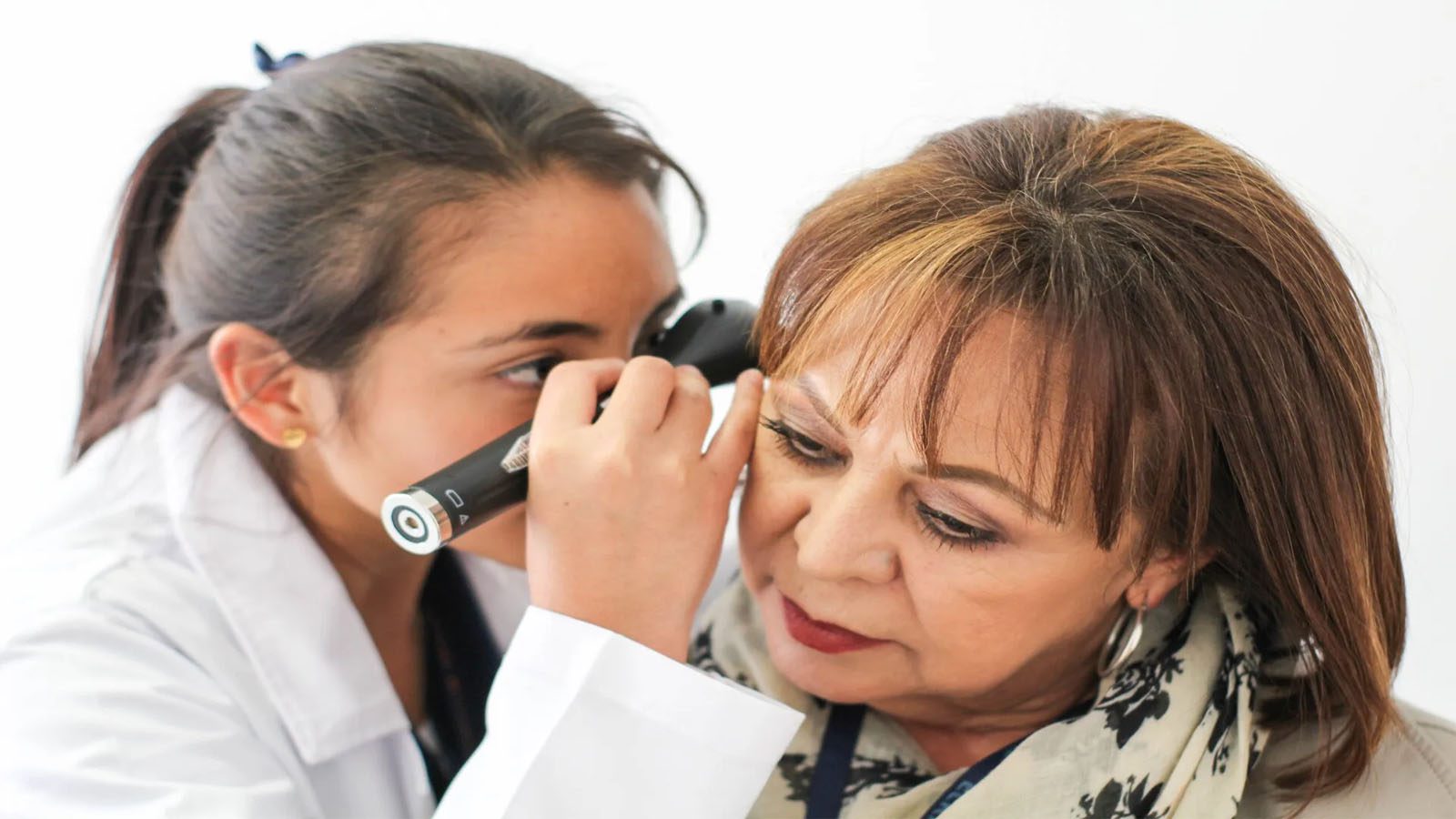Jornada de salud auditiva en Manzanares organizada por ECR
