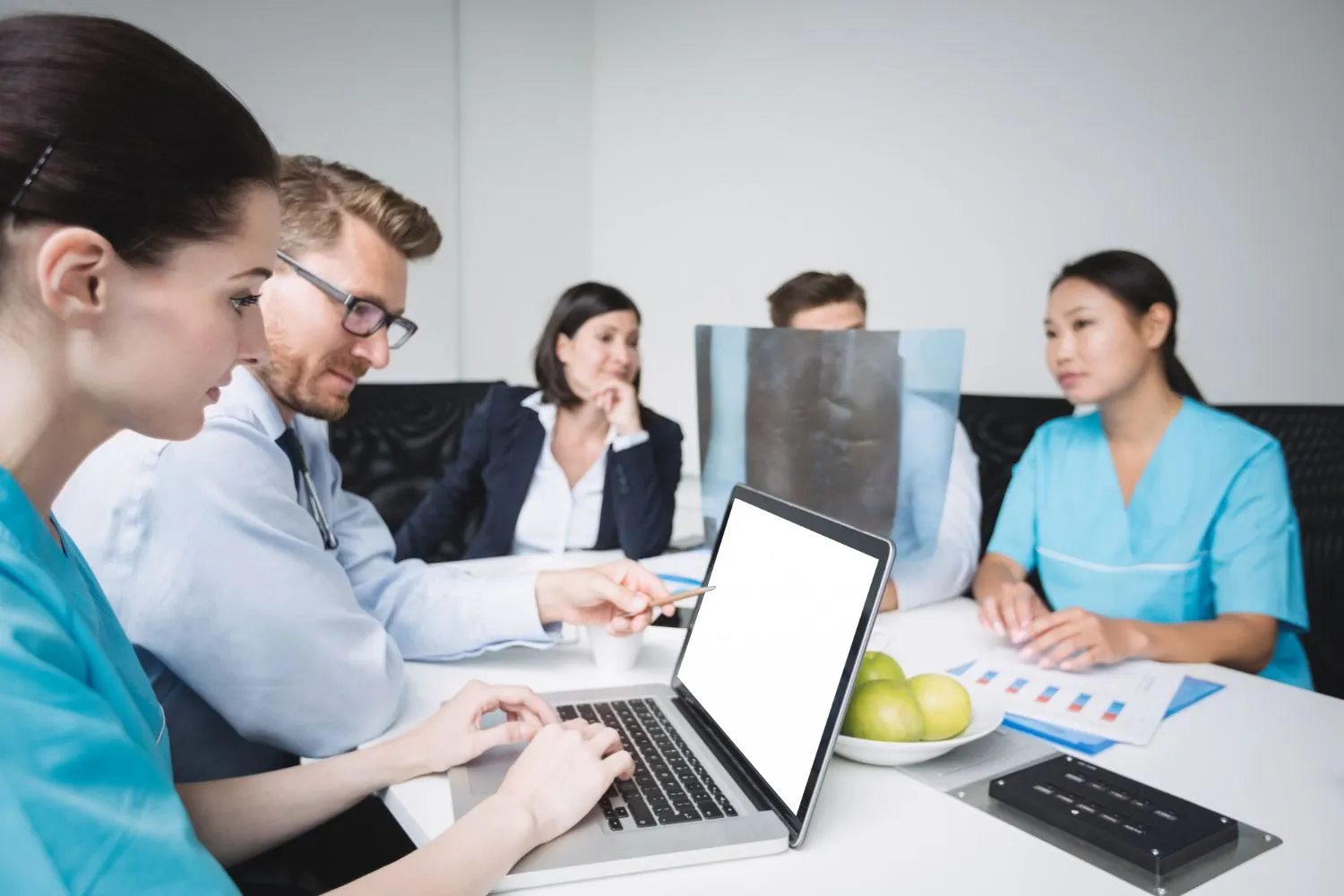 ¿Cómo reconocer las exigencias del sector económico, social y empresarial? 2 proyectos que integren universidad