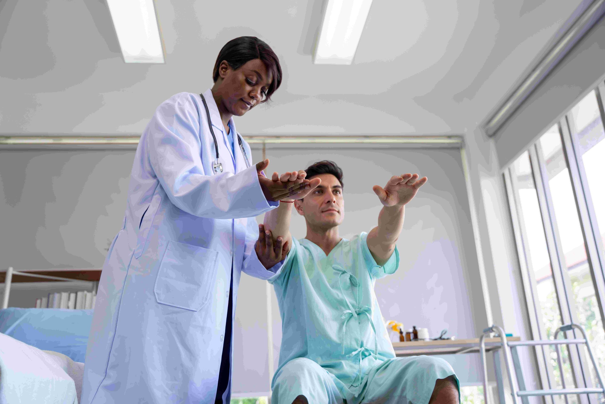 ¿Qué hace un fisioterapeuta en el área clínica? 1 Fisioterapeuta clínica asiste a paciente en recuperación funcional dentro de una habitación hospitalaria.