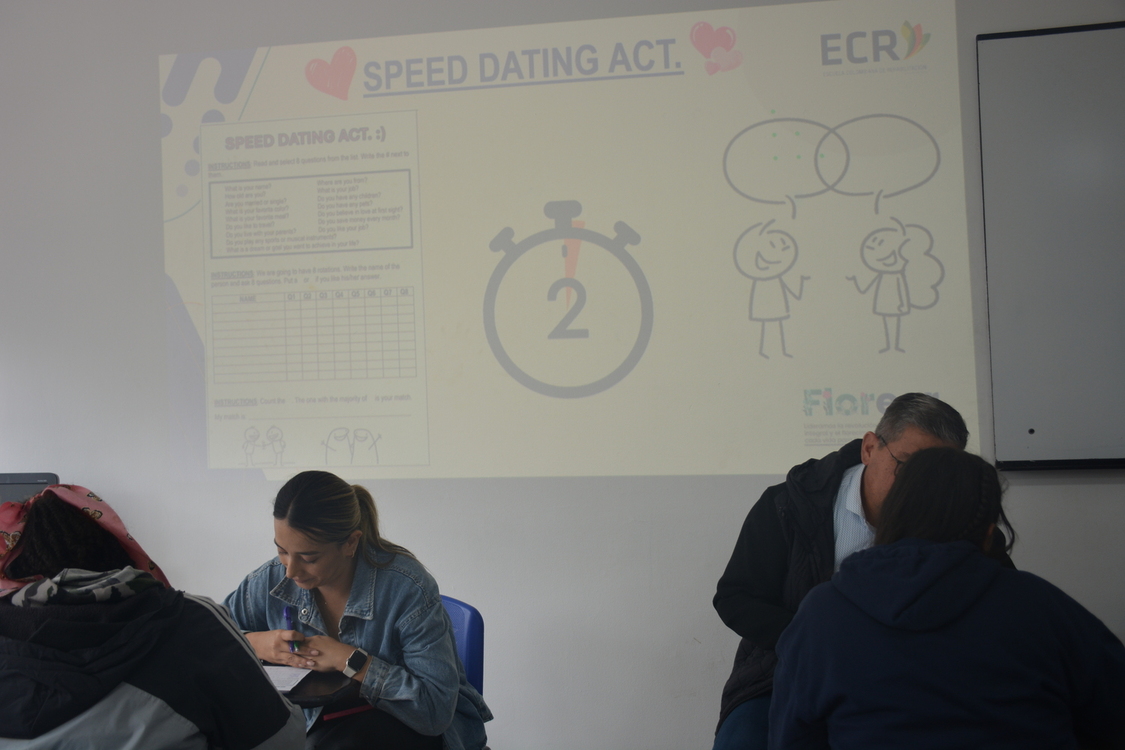 Practice English at ECR: Spaces and Digital Tools for Our Community 1 Staff members at Escuela Colombiana de Rehabilitación participate in a Speed Dating activity to practice English communication skills.