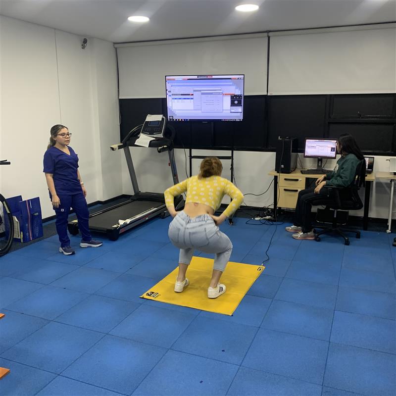 Tecnología al servicio de la Fisioterapia del Deporte: estudiantes de la ECR vivieron un encuentro práctico en el laboratorio de marcha y movimiento