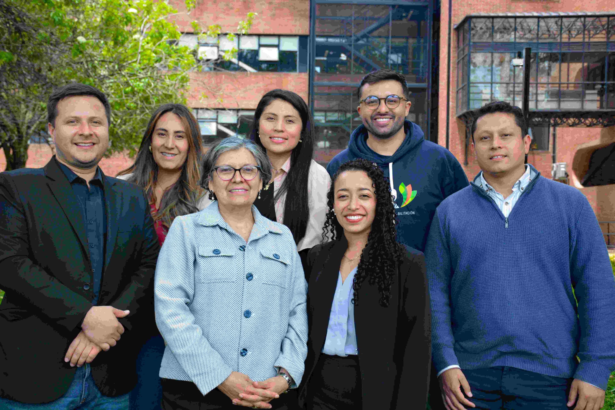 Grupo de egresados de la ECR en el campus institucional