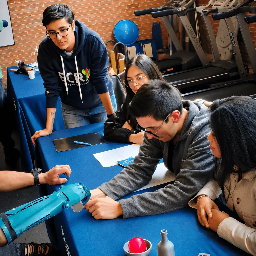 Prótesis impresas en 3D: de la tecnología a la vida cotidiana 4 Usuario realizando ejercicios funcionales con una prótesis impresa en 3D acompañado por estudiantes de la ECR.