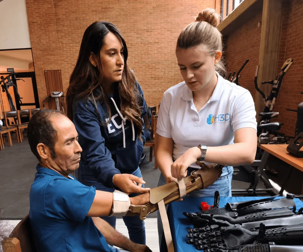 Prótesis impresas en 3D: de la tecnología a la vida cotidiana 6 Profesionales acompañando el ajuste y adaptación de una prótesis impresa en 3D durante una jornada de rehabilitación.