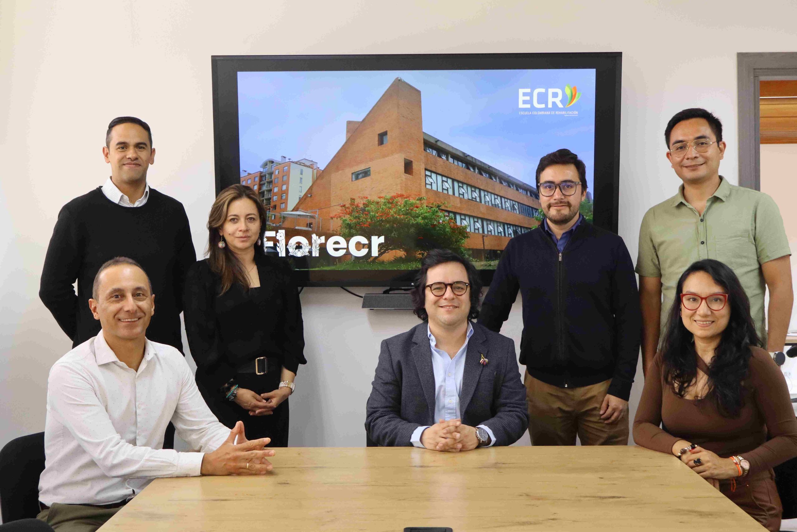 Dr. Carlos Guajardo junto a directivos y docentes de la Especialización en Audiología de la ECR