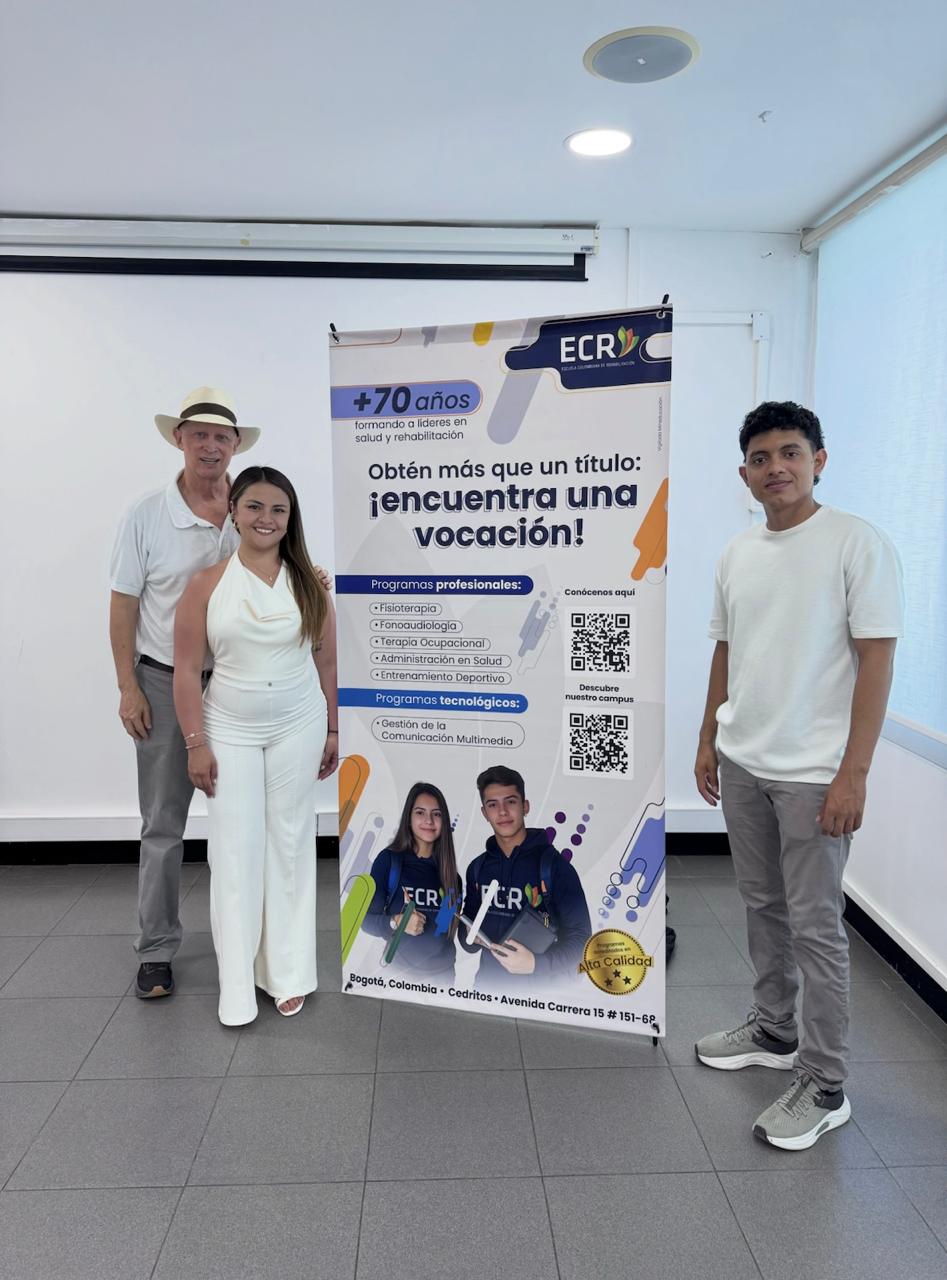 Alejandro Escallón y Carolina Galindo junto a un asistente durante la jornada en Santa Marta.